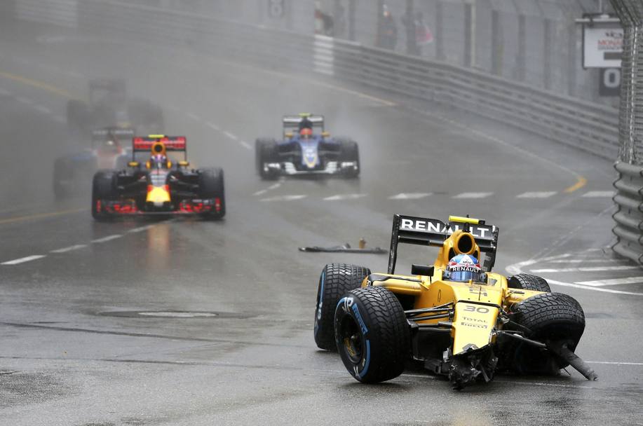 Palmer sbatte in rettilineo con la Renault. Reuters